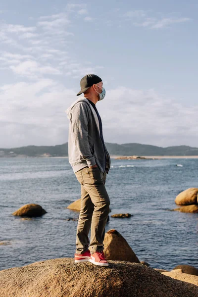 Turista Con Máscara Quirúrgica Cerca Del Océano Galicia España —  Fotos de Stock