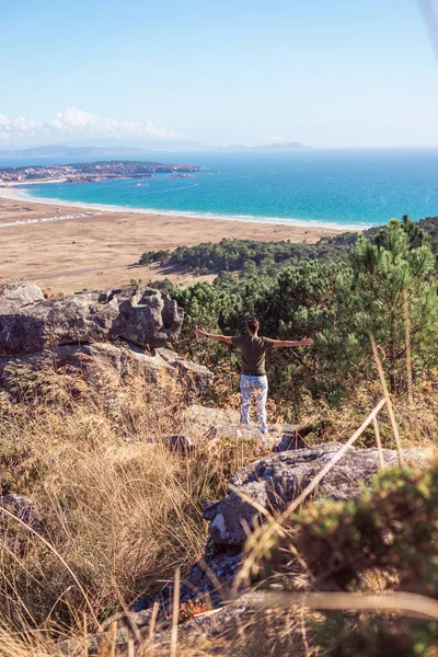 Hombre Contemplando Estuario Desierto Cerca Del Océano Galicia España —  Fotos de Stock