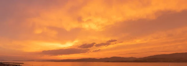 地平線の下に雲がいっぱい夕日のパノラマの空 — ストック写真