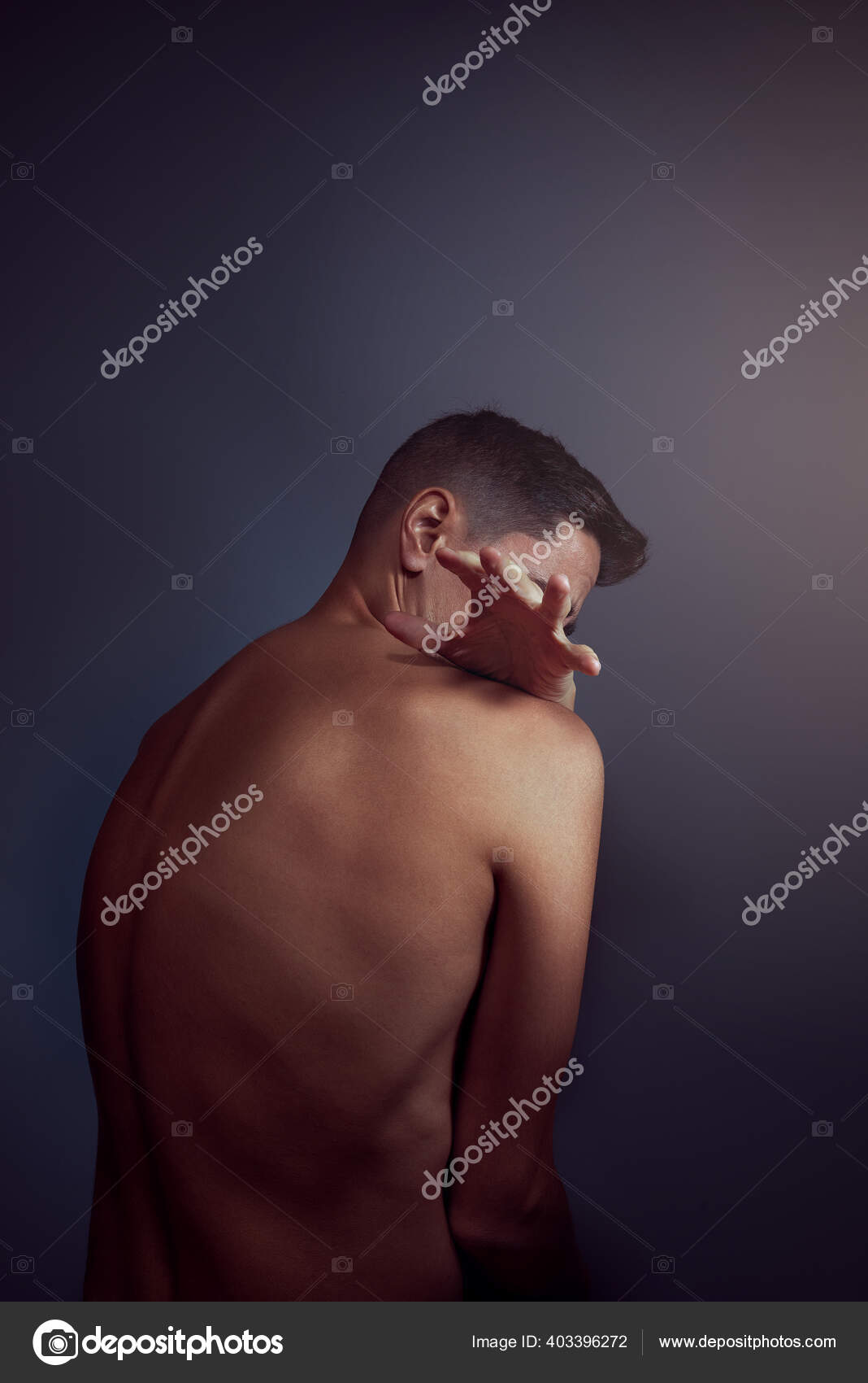 Hombre Desnudo Mirando Hacia Otro Lado Con Una Mano Cubriendo: fotografía  de stock © Ruben_chase #403396272 | Depositphotos