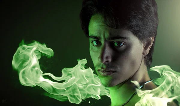 Портрет Человека Изгибающейся Вспышкой Зеленого Огня Вокруг — стоковое фото