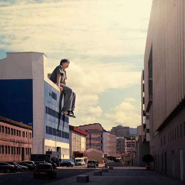 Hombre Gigante Tomando Asiento Parte Superior Edificio Con Una Carretera —  Fotos de Stock