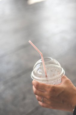 Smoothie 'yi kamışla tutan el..