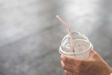 Smoothie 'yi kamışla tutan el..