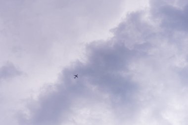 Gökyüzüne doğru uçan bir uçak