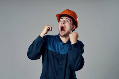 Stüdyo çekimi. Turuncu kasklı sanayi işçisi şok oldu.