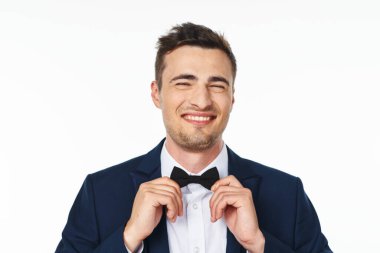 Beyaz papyonlu genç yakışıklı iş adamı. 