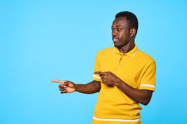 Mavi arka planda izole edilmiş genç bir adam 