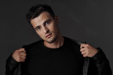 Stüdyoda poz veren genç yakışıklı adam.