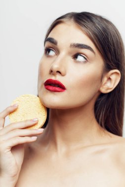 Süngeri olan güzel bir kadın. 