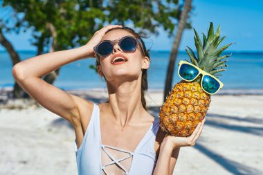 Ananaslı beyaz mayo giymiş bir kadın. Yüksek kalite fotoğraf