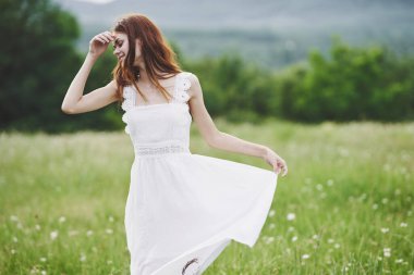 Kırsalda poz veren güzel bir kadın. 