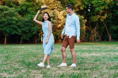 Genç çift parkta eğleniyor.