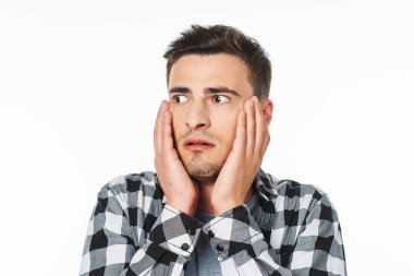 Genç adam stüdyoda korkmuş, izole edilmiş bir geçmişi var.