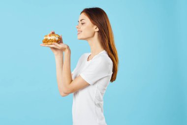 Hambyrger 'ı olan güzel bir kadın. Stüdyo çekimi