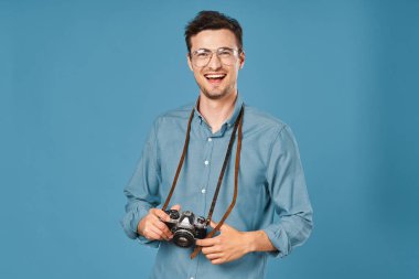 Stüdyoda kamerası olan yakışıklı bir turist.