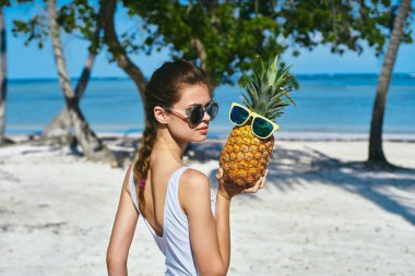 Ananaslı beyaz mayo giymiş bir kadın. Yüksek kalite fotoğraf