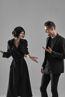 Genç duygusal çift stüdyoda tartışıyor.