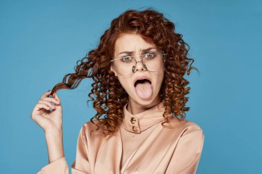 Genç ve güzel bir kadın gözlük takıyor