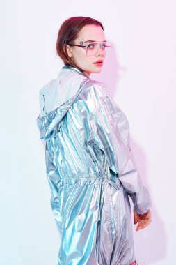 Stüdyoda poz veren gözlüklü güzel moda kadını.