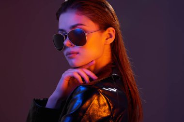   Stüdyoda poz veren güzel bir kadın.