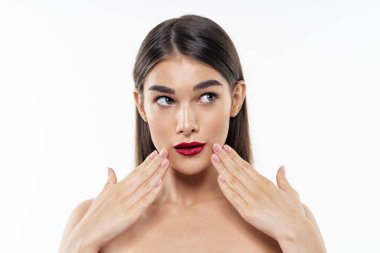 Dudaklarında kırmızı ruj olan güzel bir kadının portresi. Güzellik, moda fotoğrafçılığı 