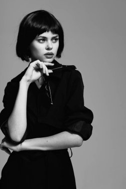 Stüdyoda poz veren güzel bir kadın.