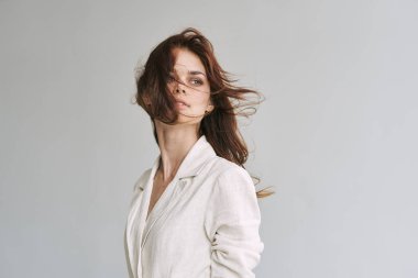 Stüdyoda poz veren güzel bir kadın.  