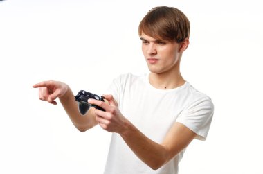 Stüdyoda joystick 'i olan genç yakışıklı adam işaret ediyor. 