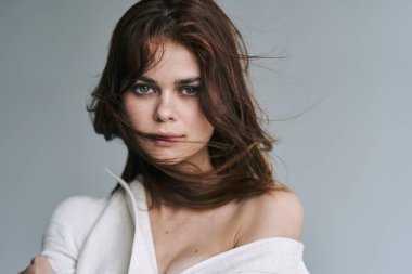 Stüdyoda güzel bir kadının portresi. Moda fotoğrafı.
