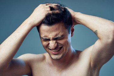 Stüdyoda başı ağrıyan genç yakışıklı adam. 