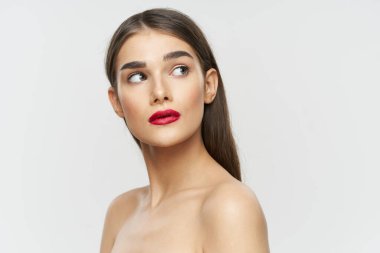 Dudaklarında kırmızı ruj olan güzel bir kadının portresi. Güzellik, moda fotoğrafçılığı 