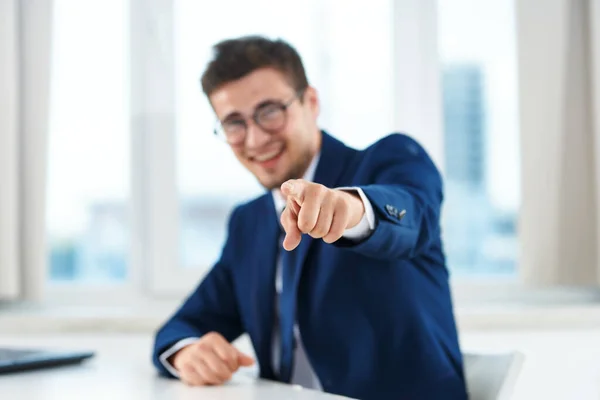 Jovem Empresário Bonito Apontando Com Dedo — Fotografia de Stock