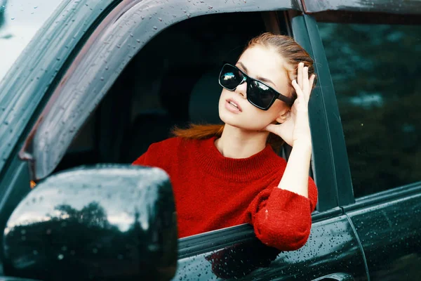 Νεαρή Όμορφη Γυναίκα Οδηγός Στις Ηλιαχτίδες Στο Αυτοκίνητο — Φωτογραφία Αρχείου