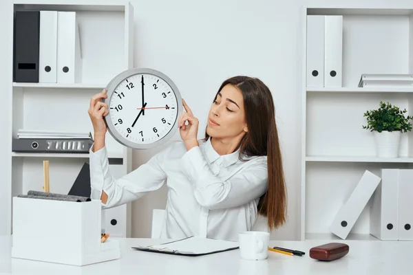 Junge Schöne Geschäftsfrau Sitzt Schreibtisch Büro Und Zeigt Große Uhr — Stockfoto