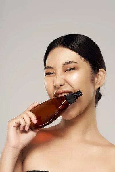 Joven Mujer Asiática Con Spray Para Cabello Estudio Belleza Fotografía — Foto de Stock