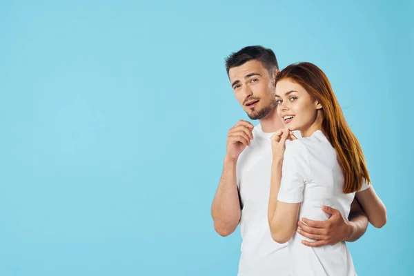 Jovem Lindo Casal Shirts Posando Estúdio Fundo Isolado — Fotografia de Stock