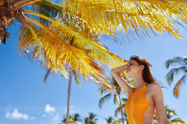 Junge Schöne Frau Entspannt Sich Strand — Stockfoto