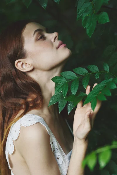 Portret Van Jonge Mooie Vrouw Poseren Park — Stockfoto