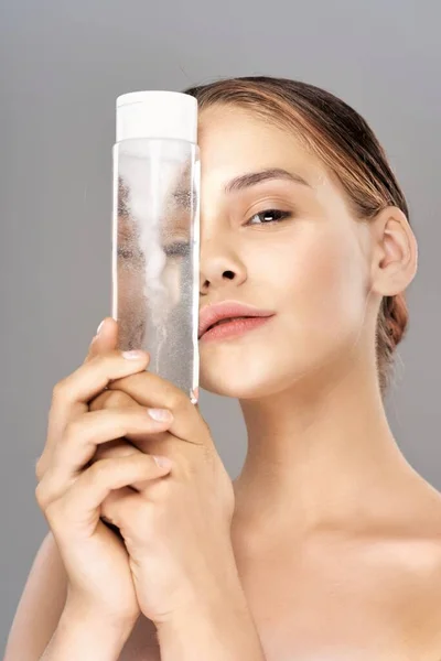 Portret Van Jonge Mooie Vrouw Met Beauty Product Studio Geïsoleerd — Stockfoto