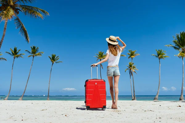 Mujer Joven Con Maleta Roja Playa —  Fotos de Stock