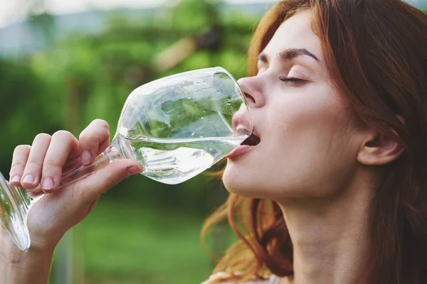 Ung Vacker Kvinna Dricker Vin — Stockfoto