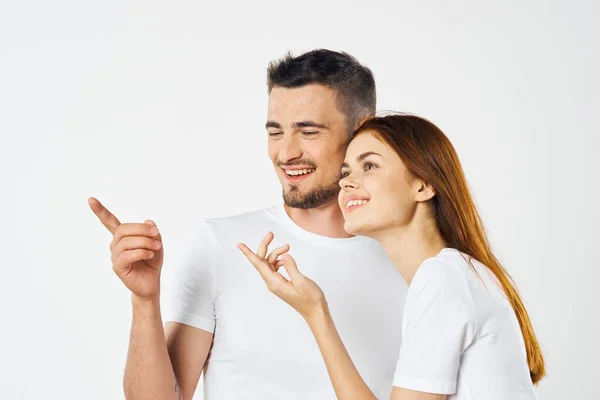 Casal Jovem Olhando Para Algo Estúdio Fundo Isolado — Fotografia de Stock