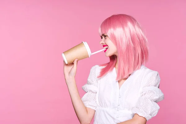 Jeune Belle Femme Perruque Rose Posant Avec Tasse Café — Photo