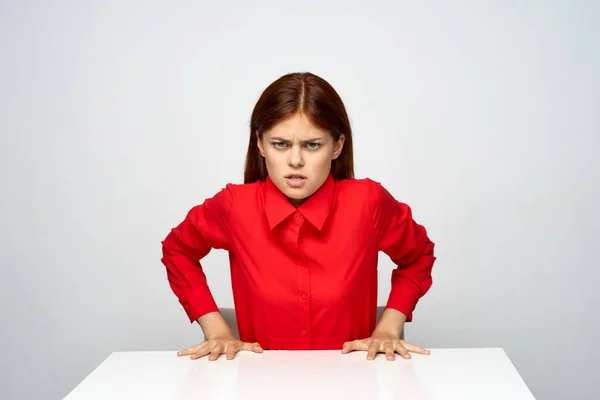 Studioaufnahmen Junge Wütende Geschäftsfrau Sitzt Schreibtisch — Stockfoto