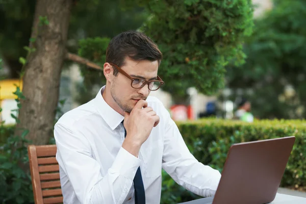 Joven Hombre Negocios Guapo Sentado Cafetería Con Ordenador Portátil — Foto de Stock