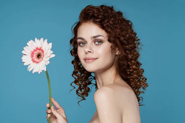 Młoda Piękna Kobieta Pozowanie Kwiatem — Zdjęcie stockowe
