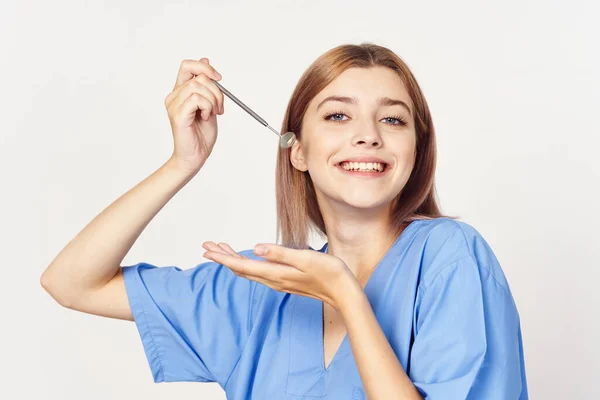 Jovem Enfermeira Segurando Ferramenta Espelho Dental Estúdio — Fotografia de Stock