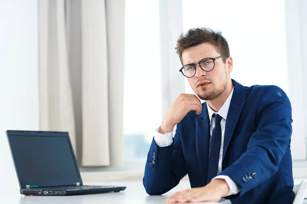 Jovem Empresário Pensando Trabalhando Com Laptop Escritório — Fotografia de Stock