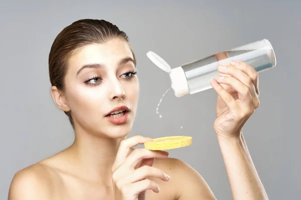 Junge Schöne Frau Reinigt Ihre Haut Mit Schwamm Und Wasser — Stockfoto